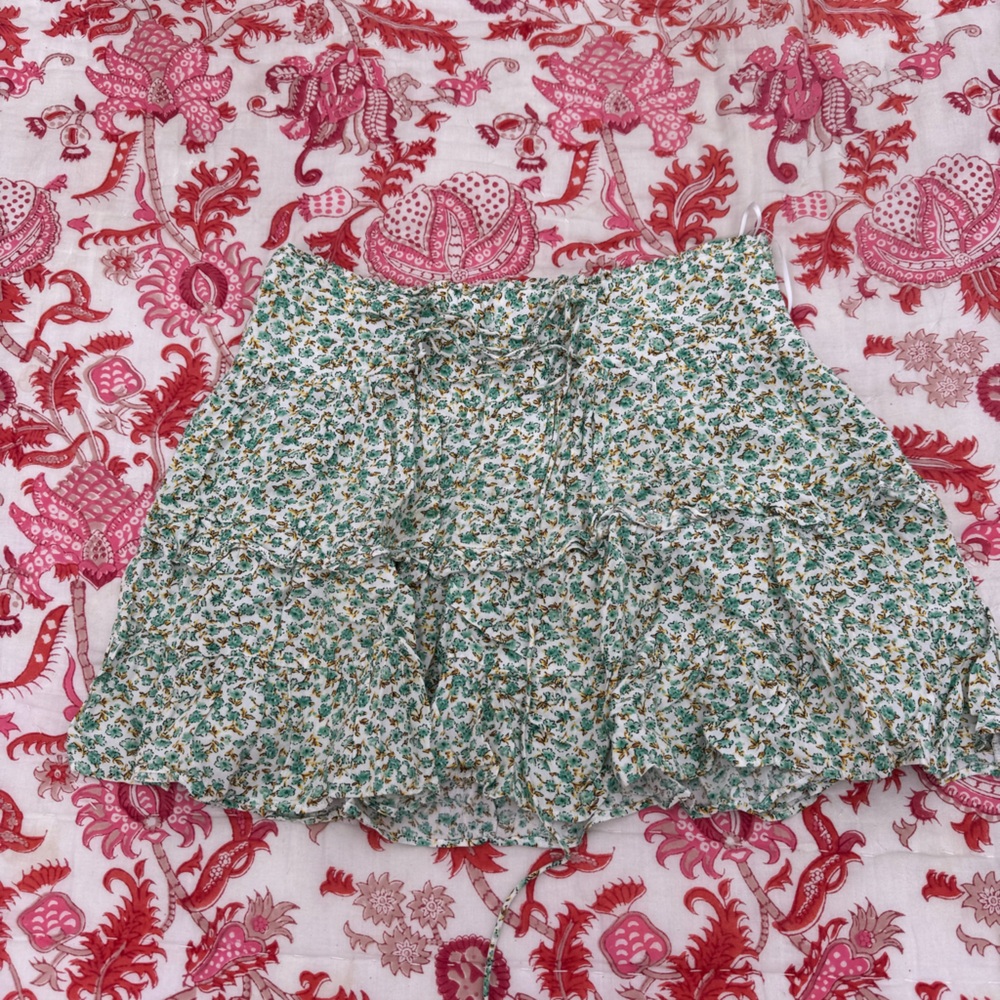 Cute floral skirt that sinches at the waist size small